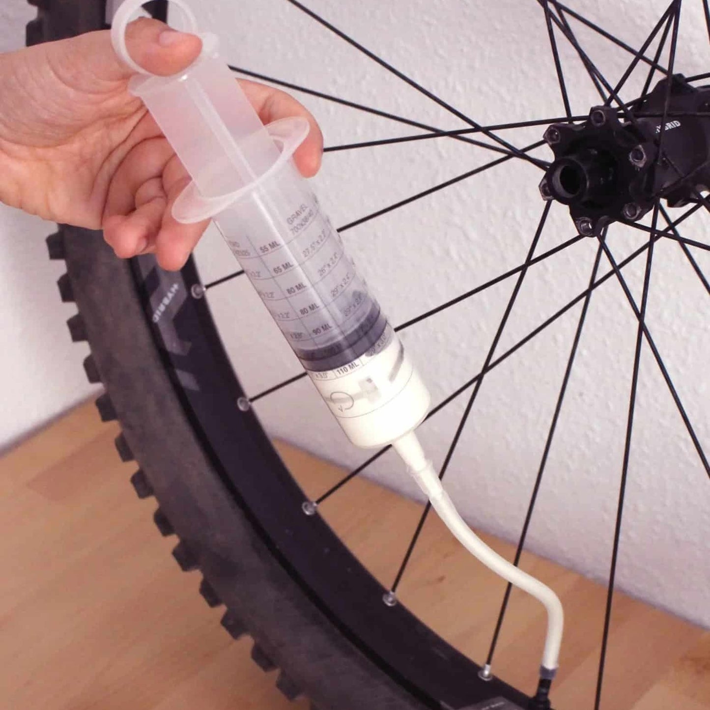 Jeringuilla inyectora de líquido tubeless